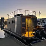 Hausboot Lore * דיסבורג