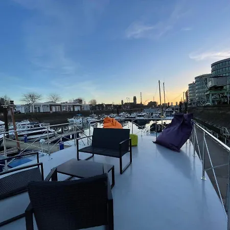 Hausboot Lore Úszó hotel