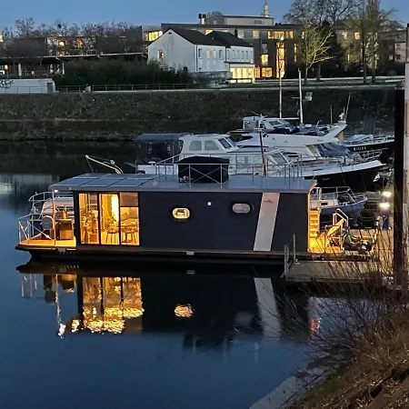 Hausboot Lore Hotel na wodzie *
