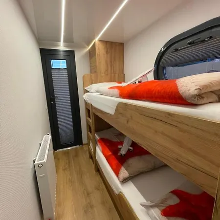 Hausboot Lore Hotel na wodzie *