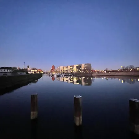 Hausboot Lore Hotel na wodzie