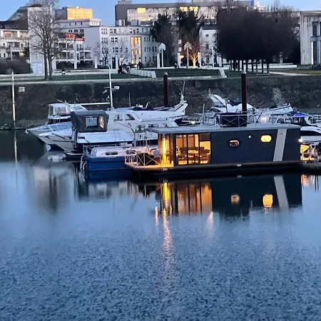 Hausboot Lore Úszó hotel *