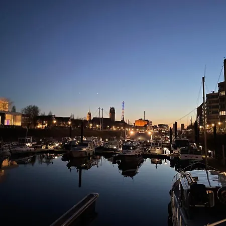 Hausboot Lore Hotel na wodzie